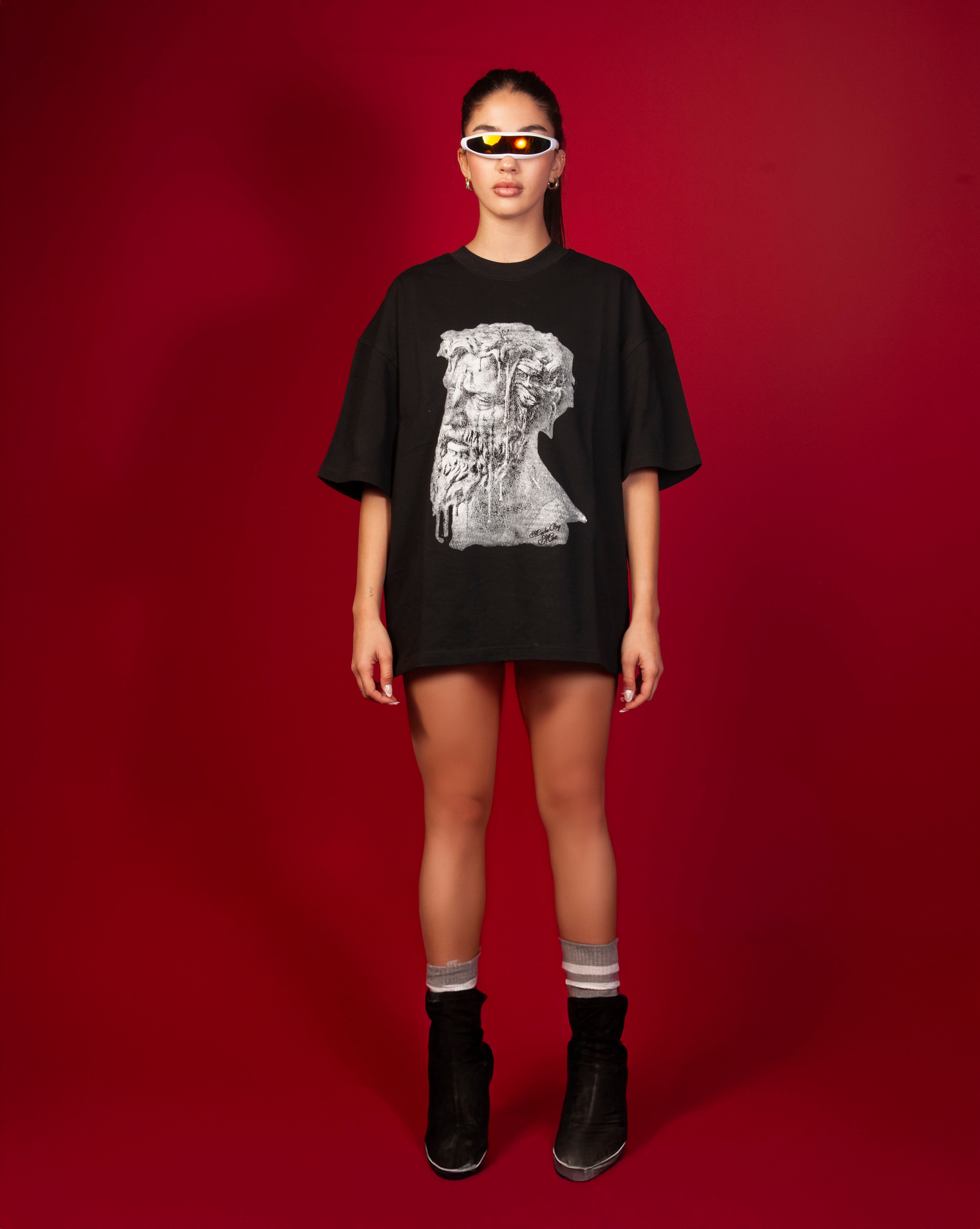 MOE CHARLIE Patience T-Shirt weiblich Ganzkoerper, Kleid-Styling, Buesten-Print, graue Socken und schwarze Boots