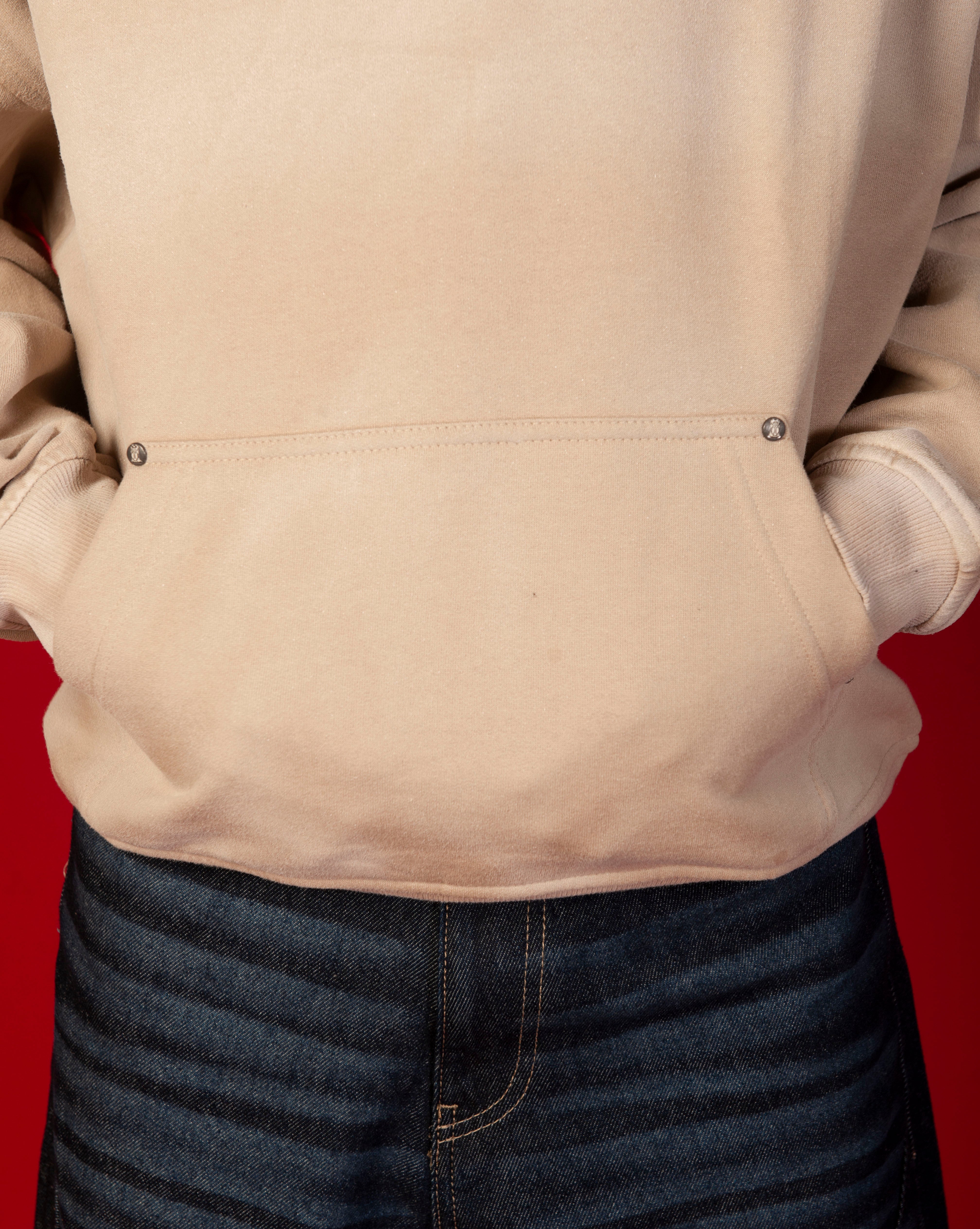 Detailaufnahme Kanguru-Tasche Faded MOE CHARLIE Hoodie, silberne Nieten und Steppnaht auf sand-beige verwaschenem Fleece