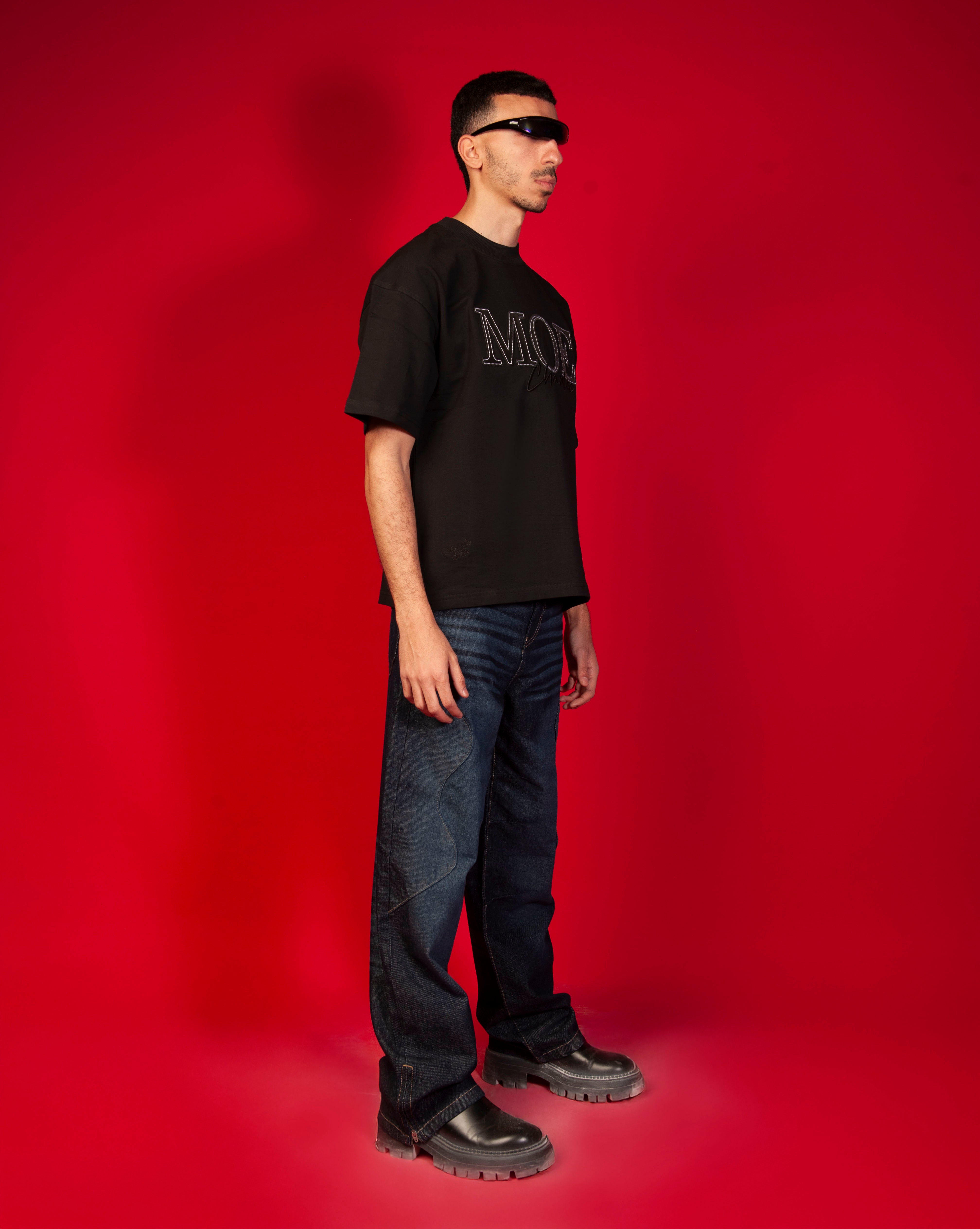 Seitenansicht MOE Oversize T-Shirt MOE CHARLIE, maennlich - schwarzes weites Tee mit tonaler MOE-Charlie-Schrift, Boots