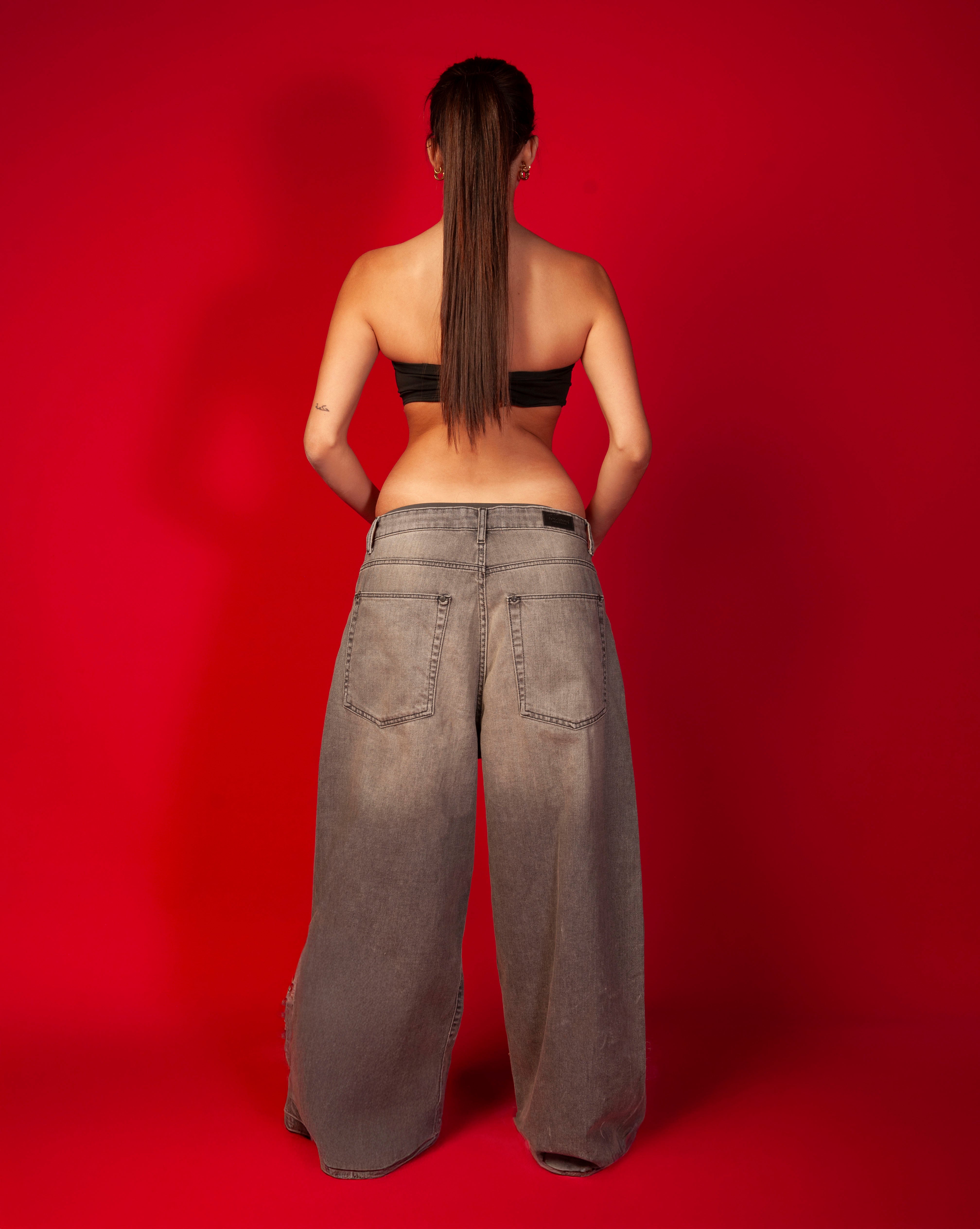 Rueckenansicht Extra Baggy Denim Grau MOE CHARLIE, weiblich, Gesaesstasche und extreme Beinweite sichtbar