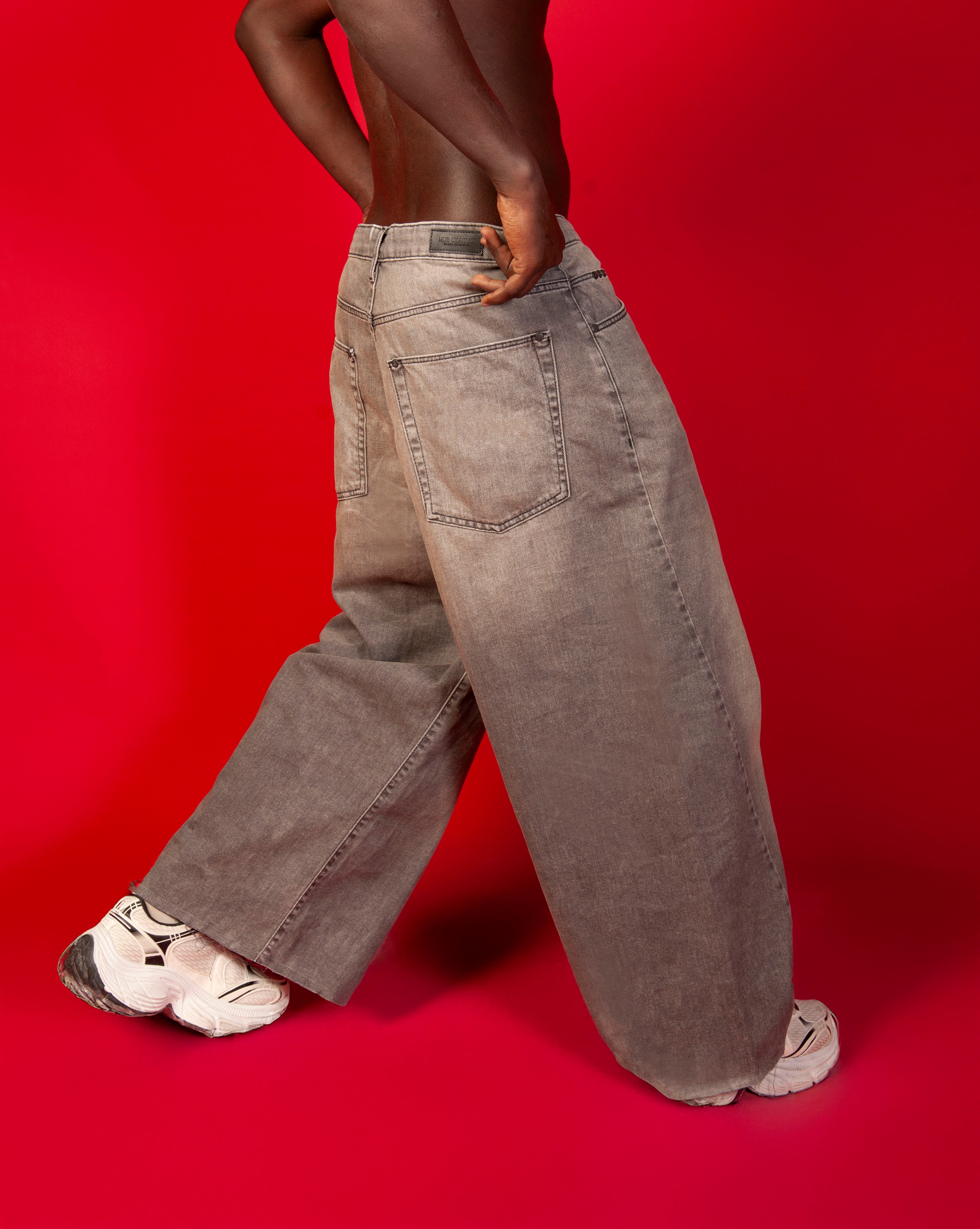 Extra Baggy Denim Grau MOE CHARLIE, Seiten-Rueckenansicht maennlich, weite Beine am Boden schleifend