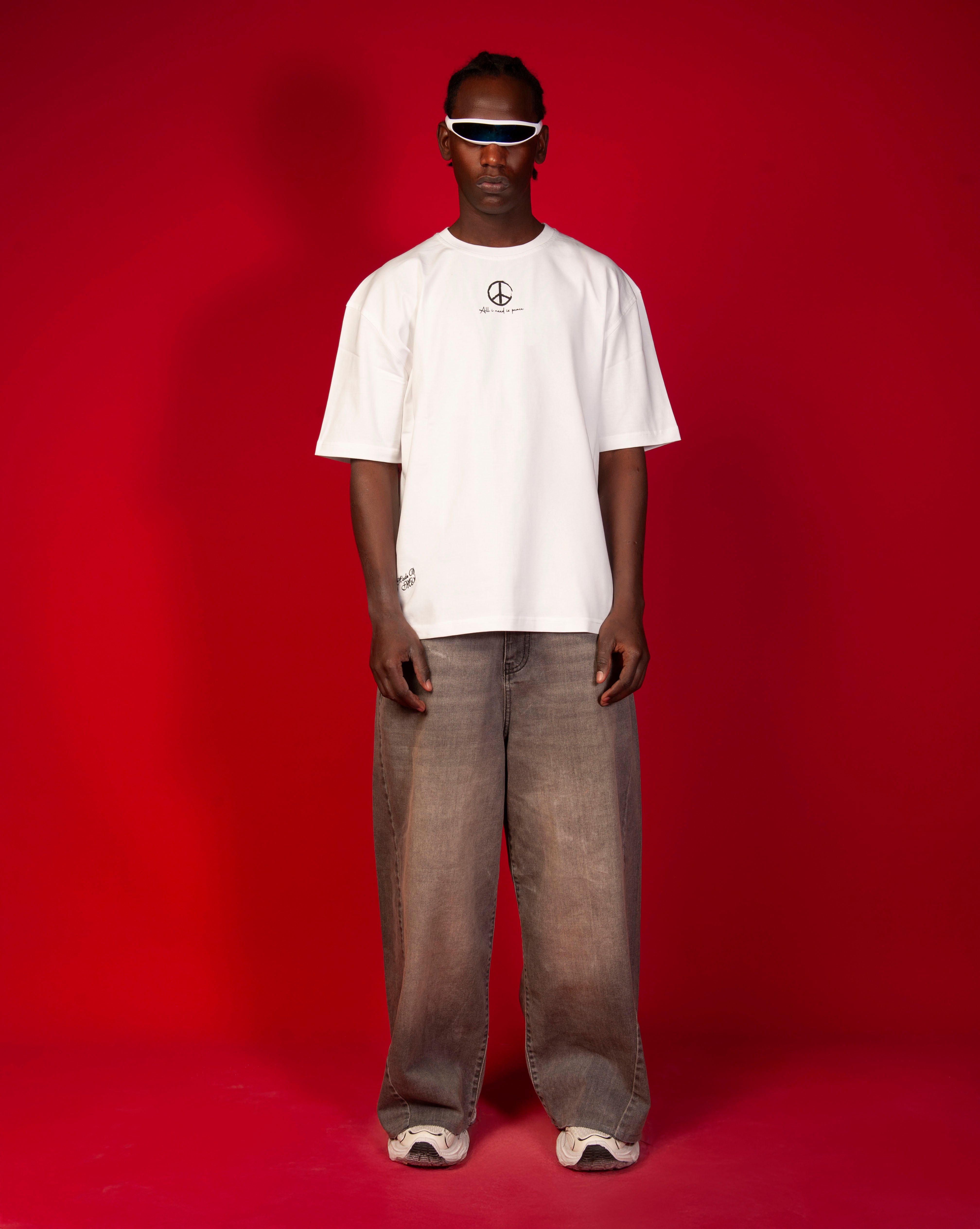 MOE CHARLIE Peace T-Shirt, Frontansicht Ganzkoerper, weisses Tee mit Peace-Zeichen und Kursivschrift, weisser Visor