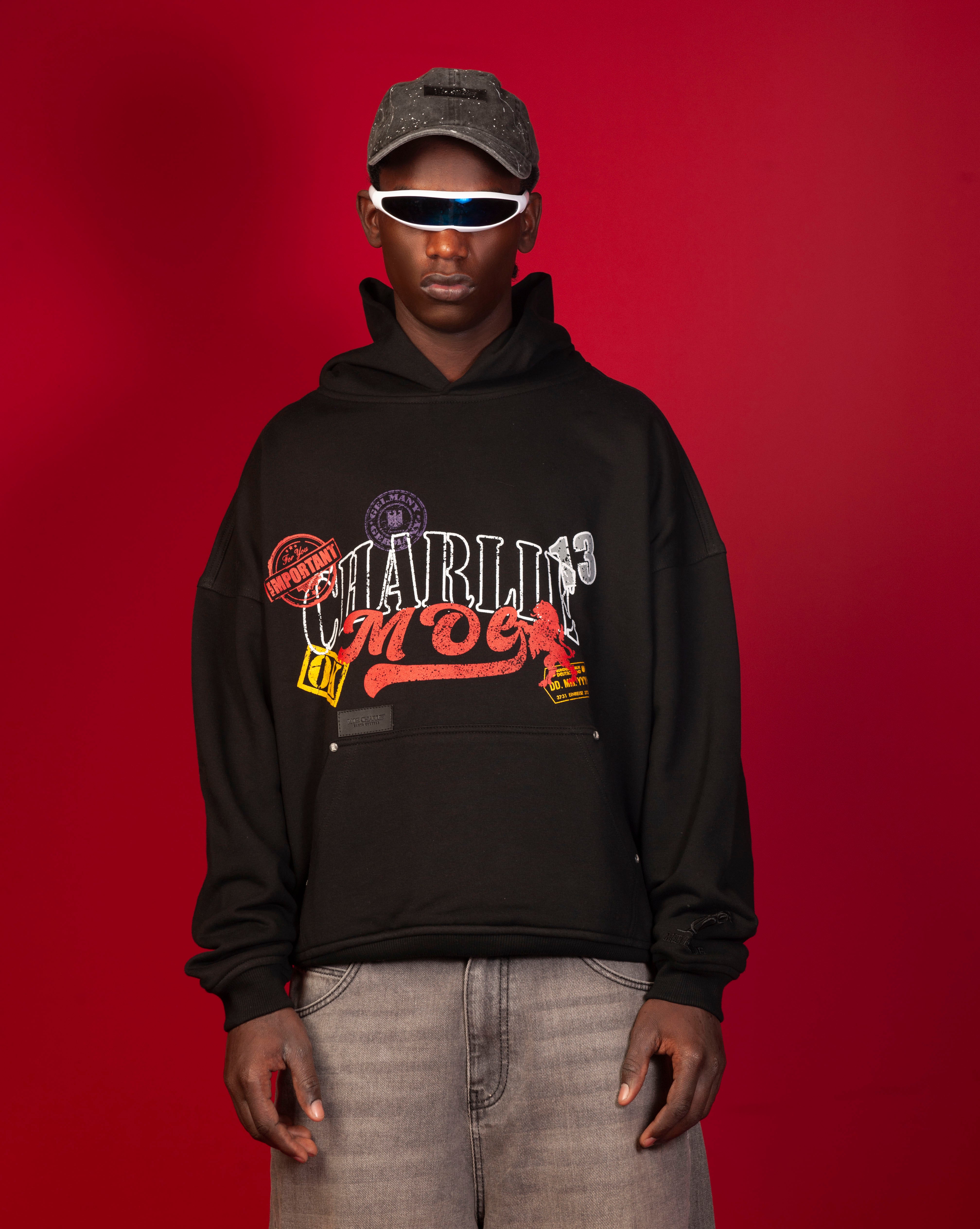 MOE CHARLIE Stampel Hoodie, schwarzer Hoodie mit Stamp-Print, Collegiate-Schrift und Visor, Jeans