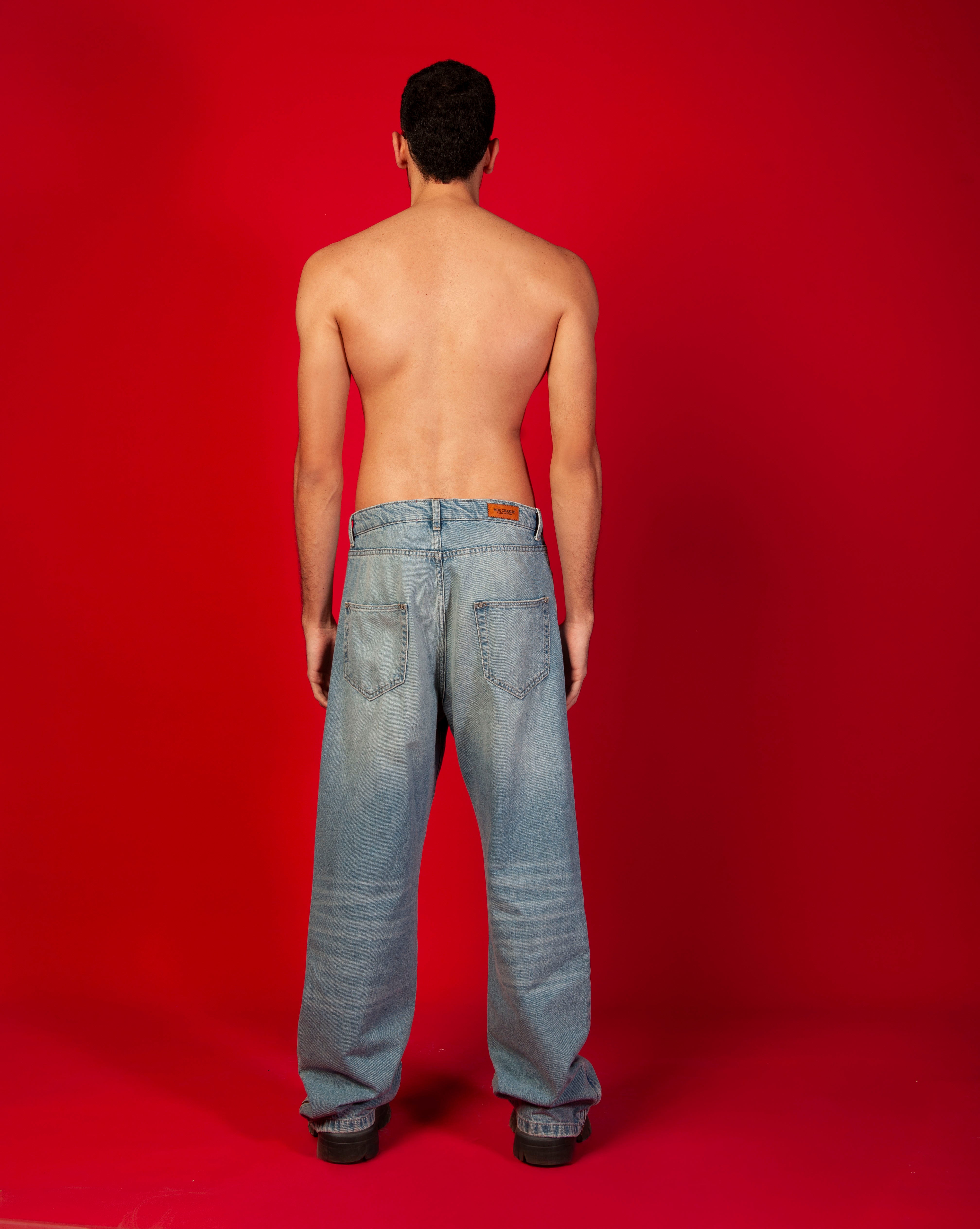 Rueckenansicht Baggy Denim MOE CHARLIE Hellblau, maennlich, Gesäßtasche und Leder-Label am Bund