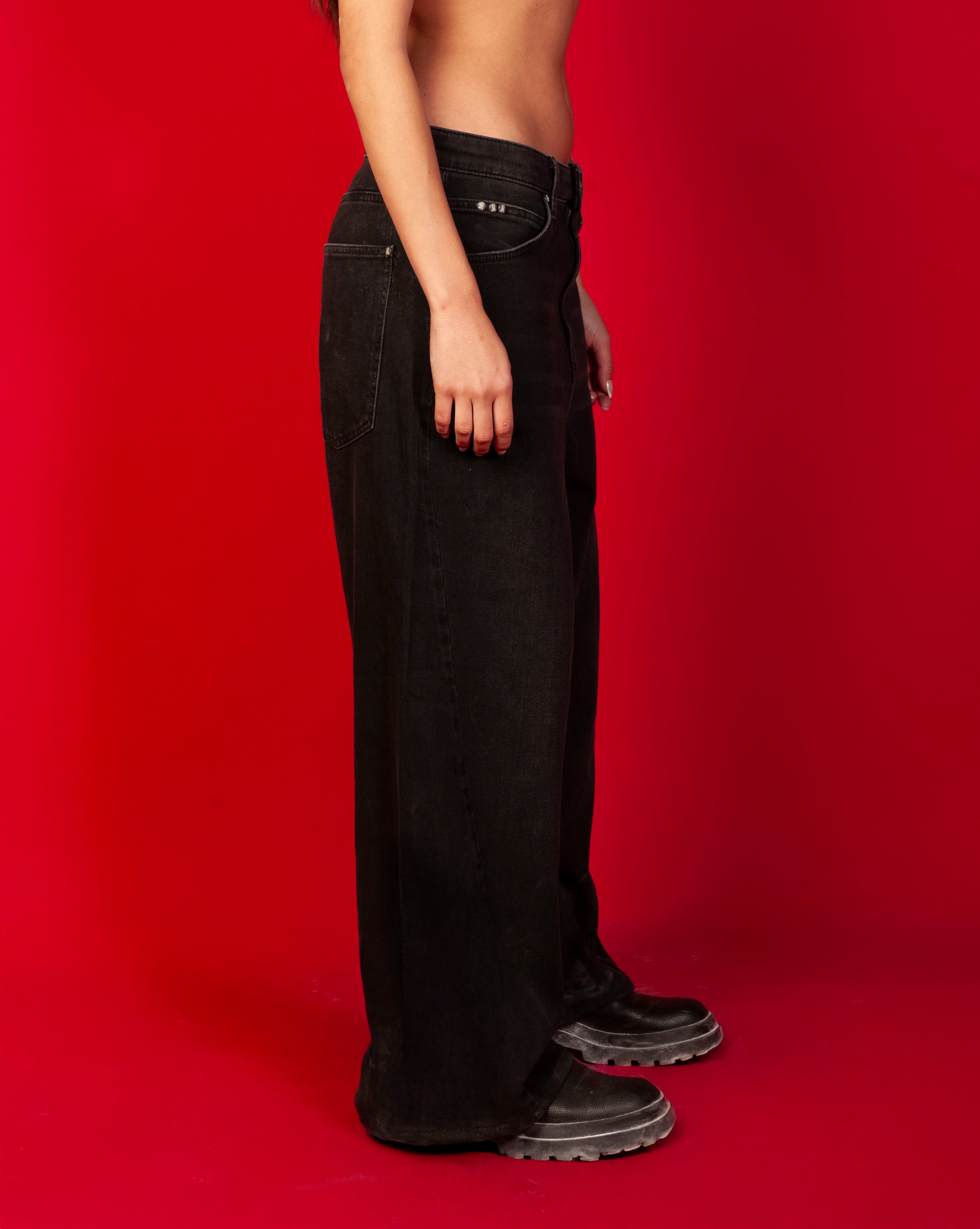 Seitenansicht Extra Baggy Denim Schwarz MOE CHARLIE, weiblich, Bandeau-Top, breite Silhouette und Plateau-Stiefel