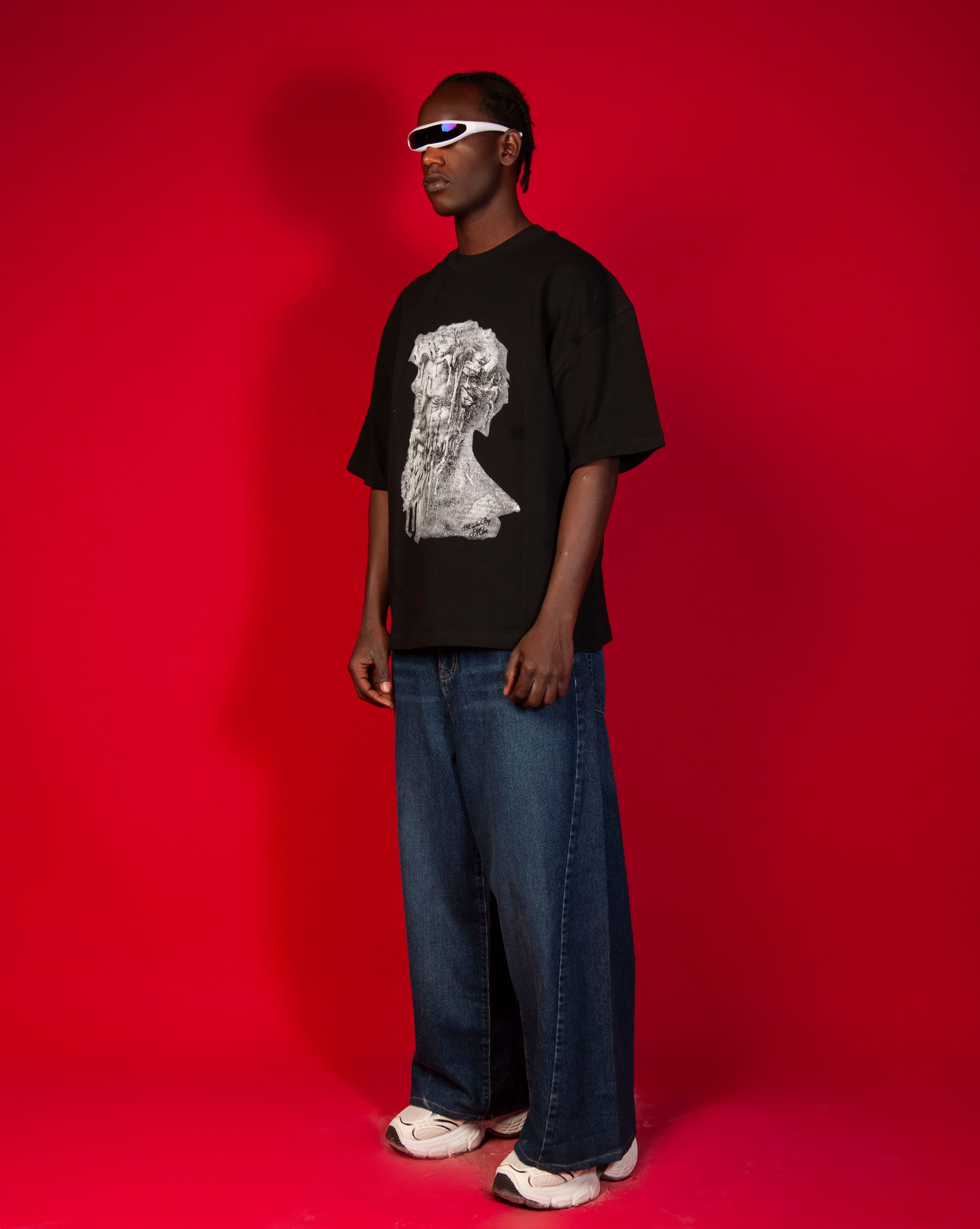 Patience T-Shirt MOE CHARLIE Seitenansicht maennlich, schwarzes Oversize-Tee mit antikem Buesten-Motiv, blaue Jeans