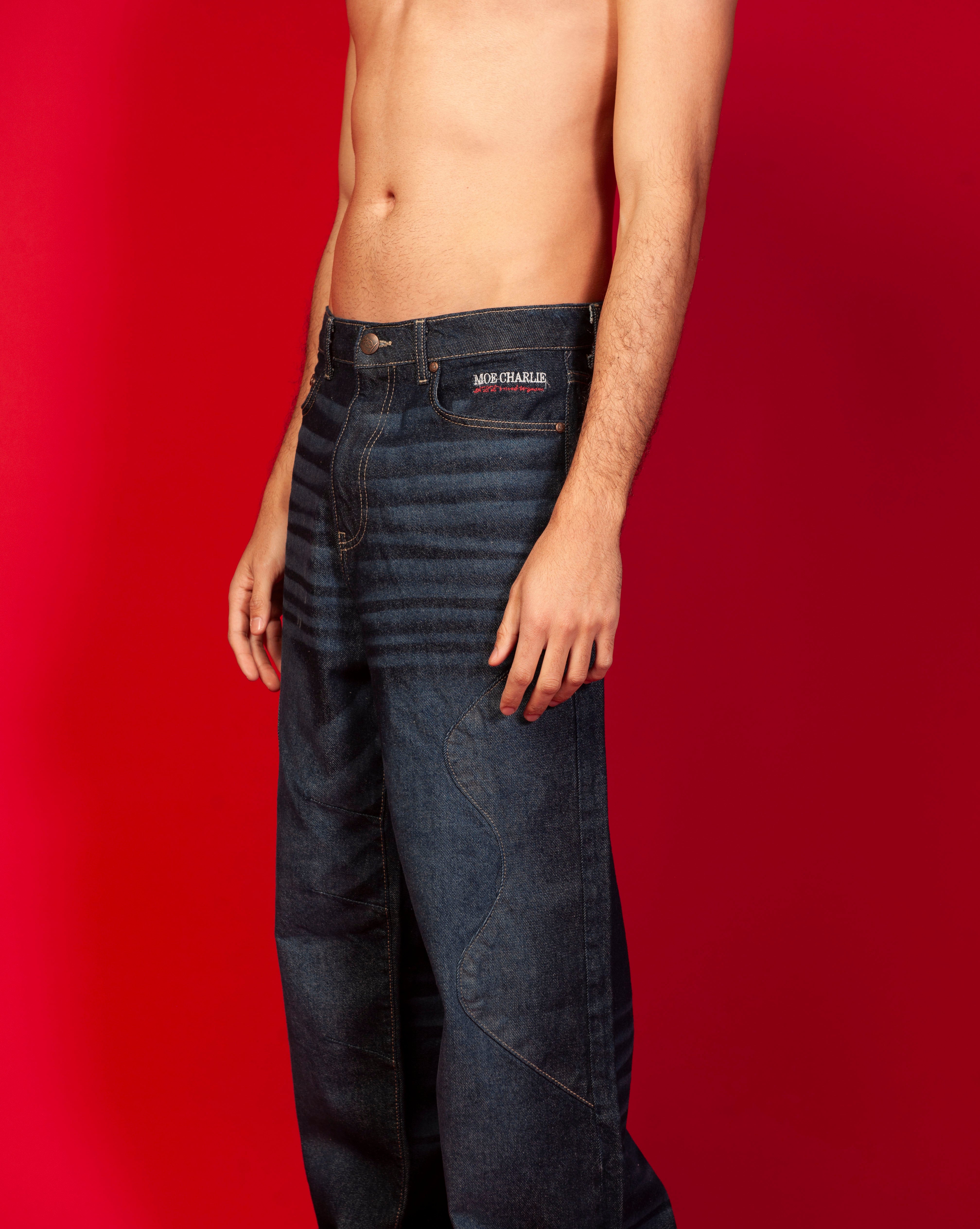 Raw Baggy Denim MOE CHARLIE, Seitenansicht maennlich, rote Stickerei am Taillenbund und Ziernaht-Panel