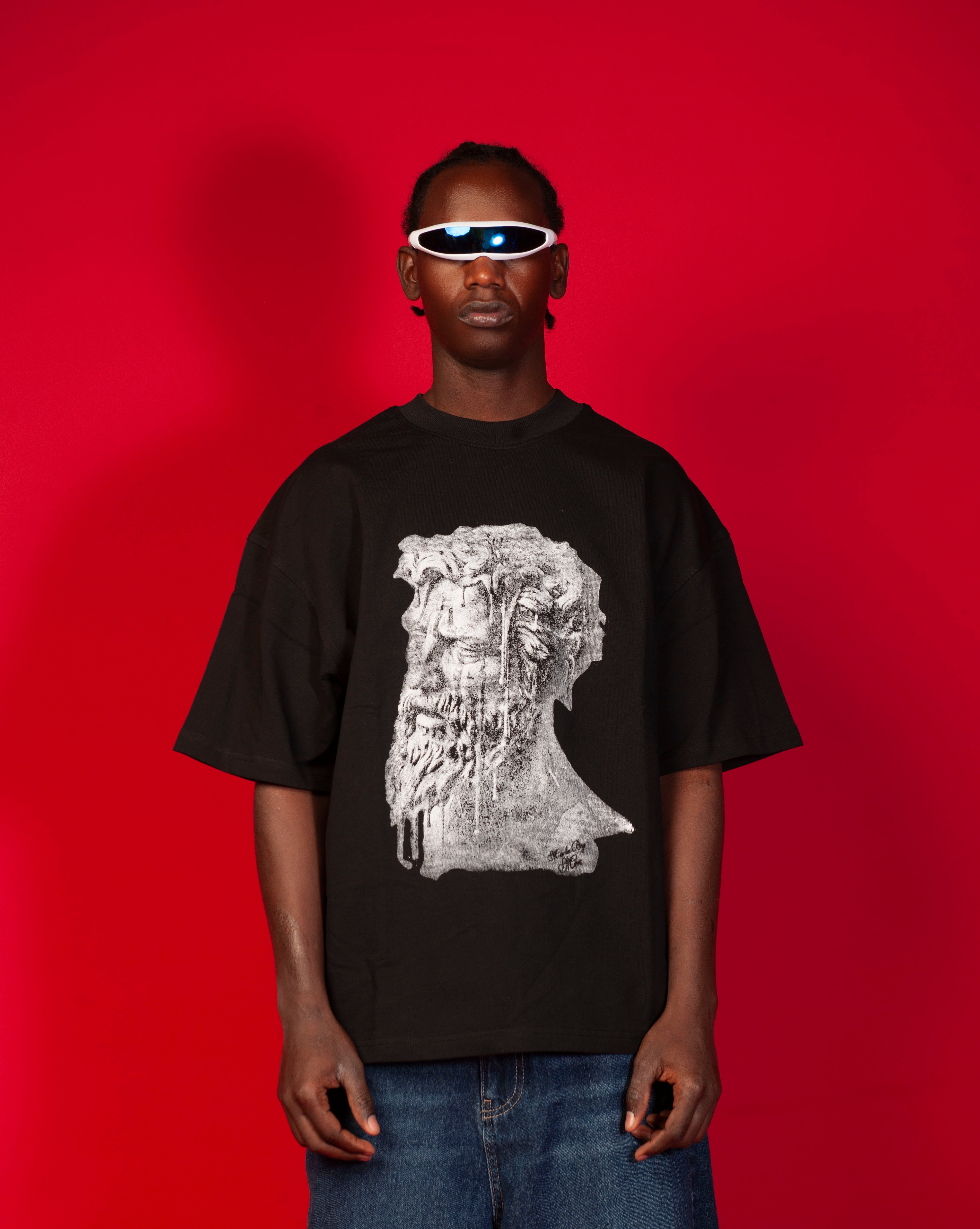 MOE CHARLIE Patience T-Shirt, Frontansicht maennlich, schwarzes Tee mit weissem erodierten Antiken-Buesten-Print