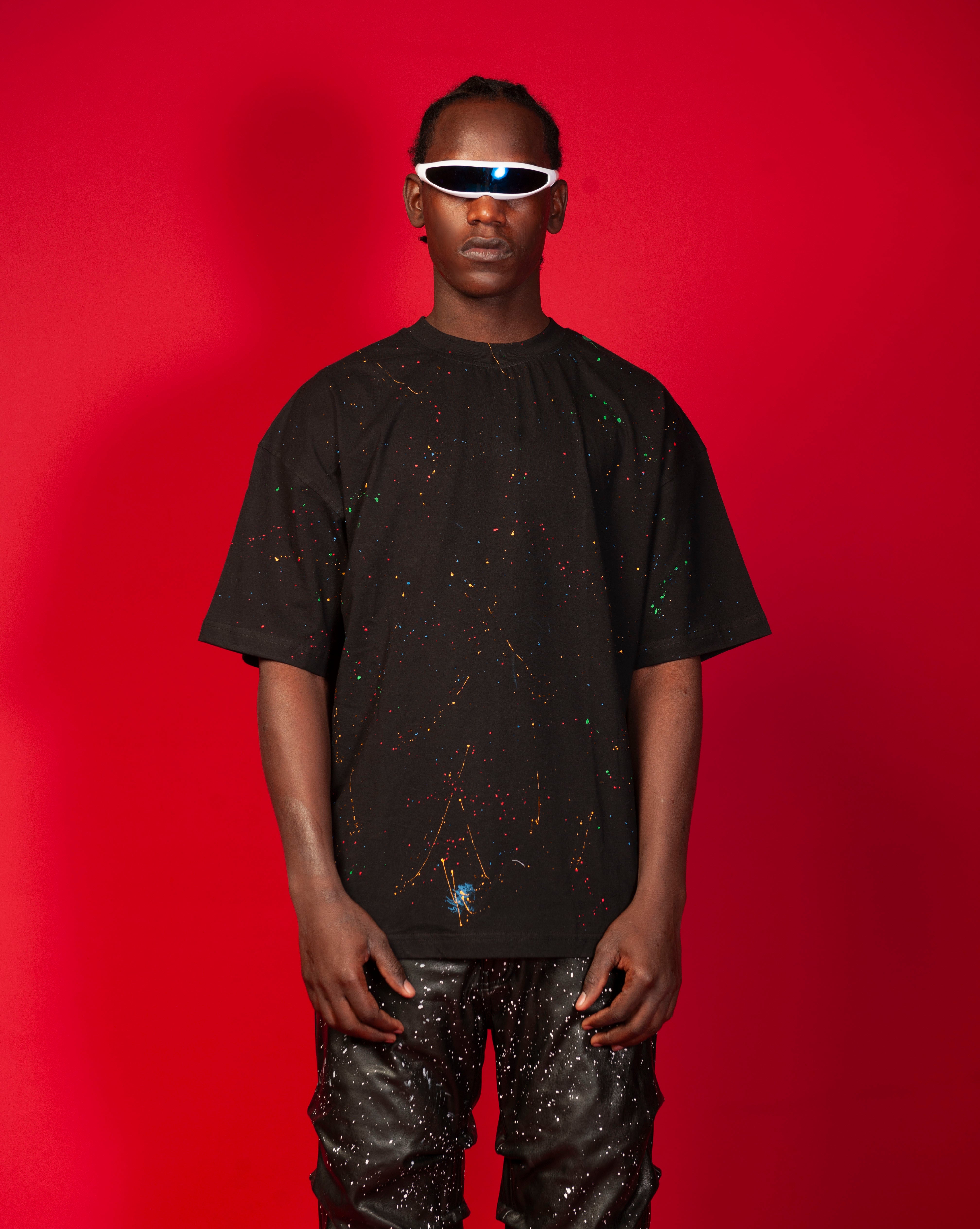 MOE CHARLIE Artist T-Shirt Schwarz, Brustansicht, bunter Farbspritzer-Print, maennlich mit weissem Wraparound-Visor