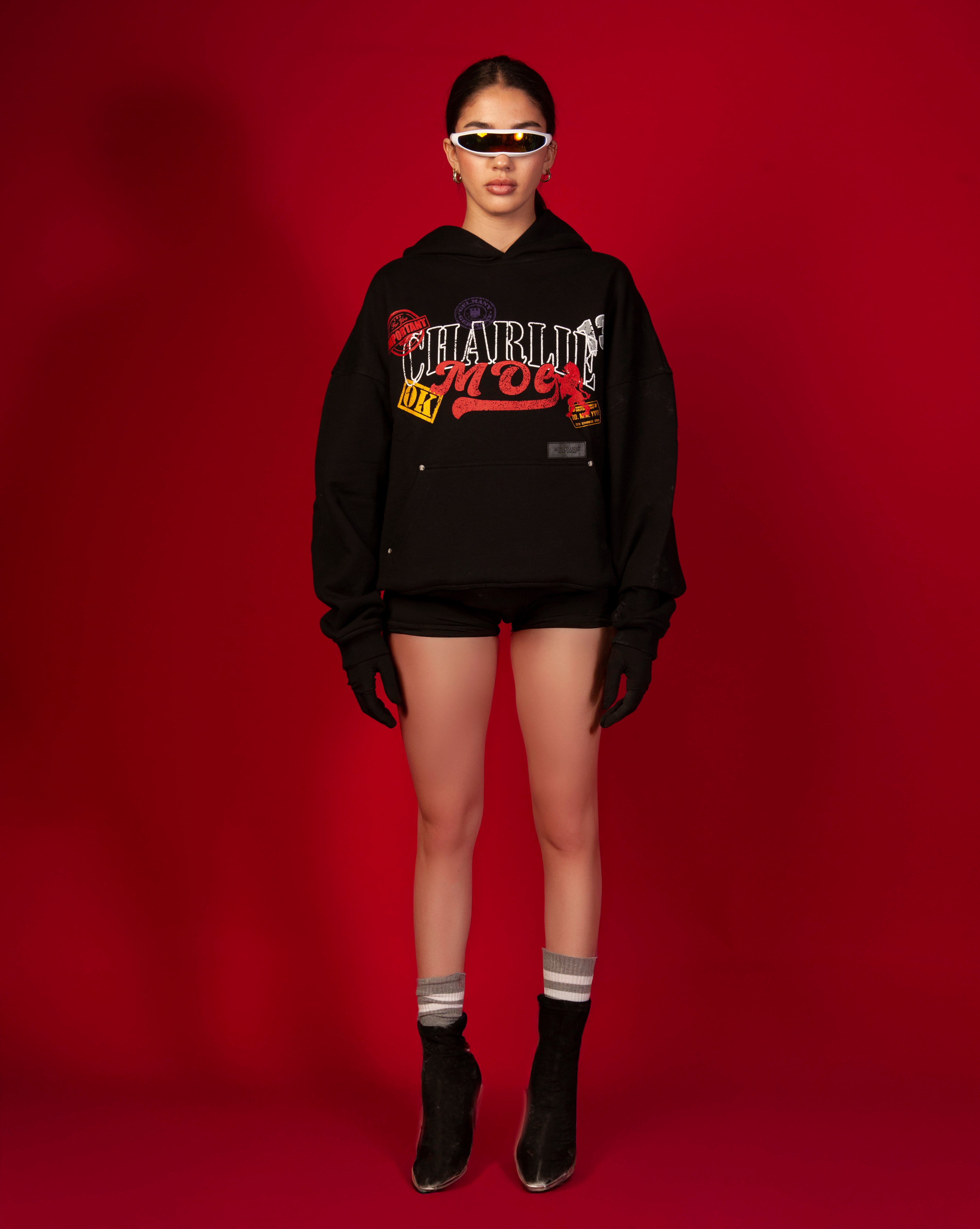 Stampel Hoodie MOE CHARLIE Ganzkoerper weiblich, schwarze Stiefeletten, Ringelsocken und schwarze Shorts