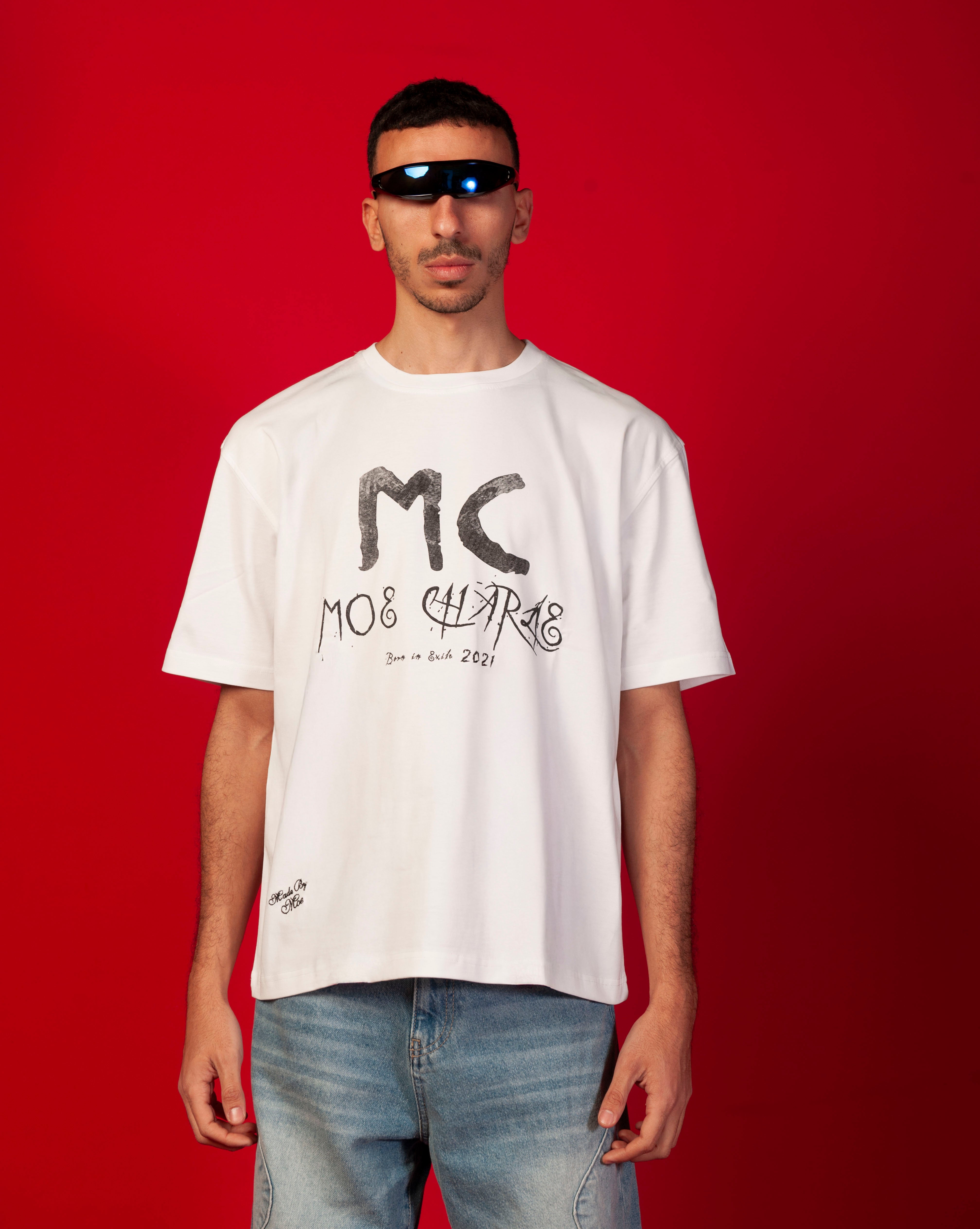 MC T-Shirt MOE CHARLIE, Brustansicht maennlich, weisses Tee mit MC-Monogramm und Born-in-Berlin-Schrift