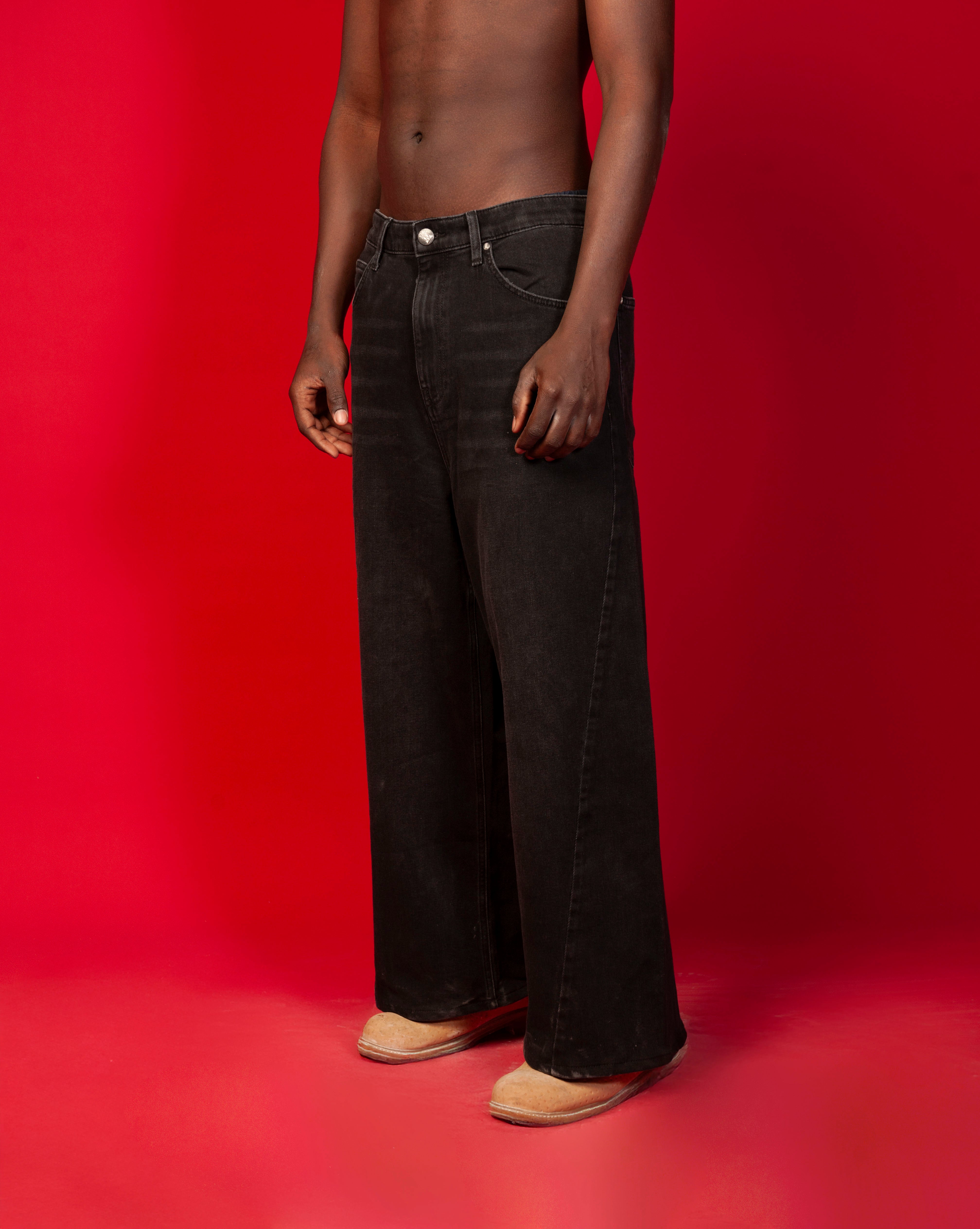 Extra Baggy Denim Schwarz MOE CHARLIE, Seitenansicht maennlich, schwarze Waschung, helle Suede-Stiefel