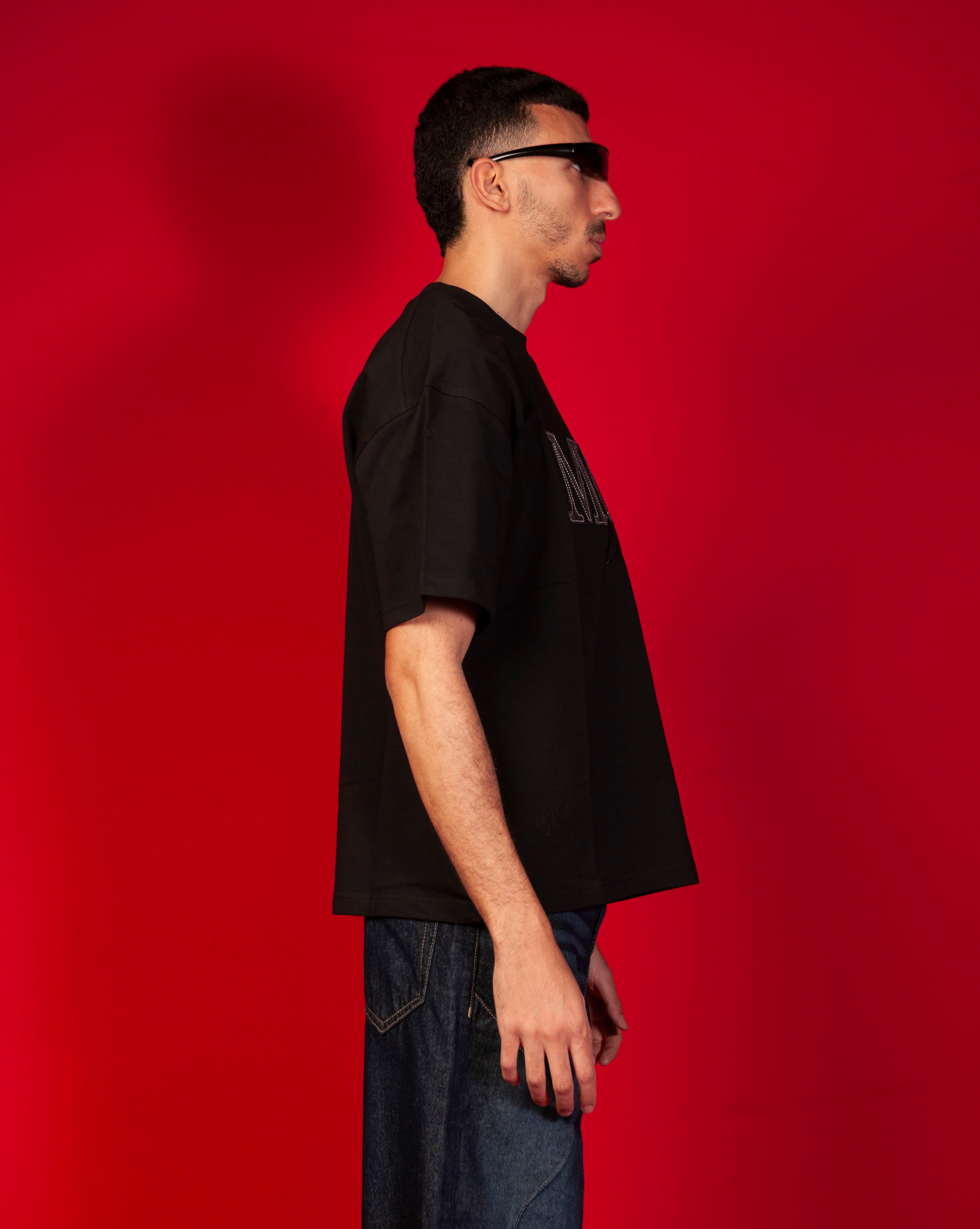 MOE Oversize T-Shirt MOE CHARLIE, enge Seitenansicht maennlich, Profilansicht mit blauem Visor-Visier, schwarzes Tee