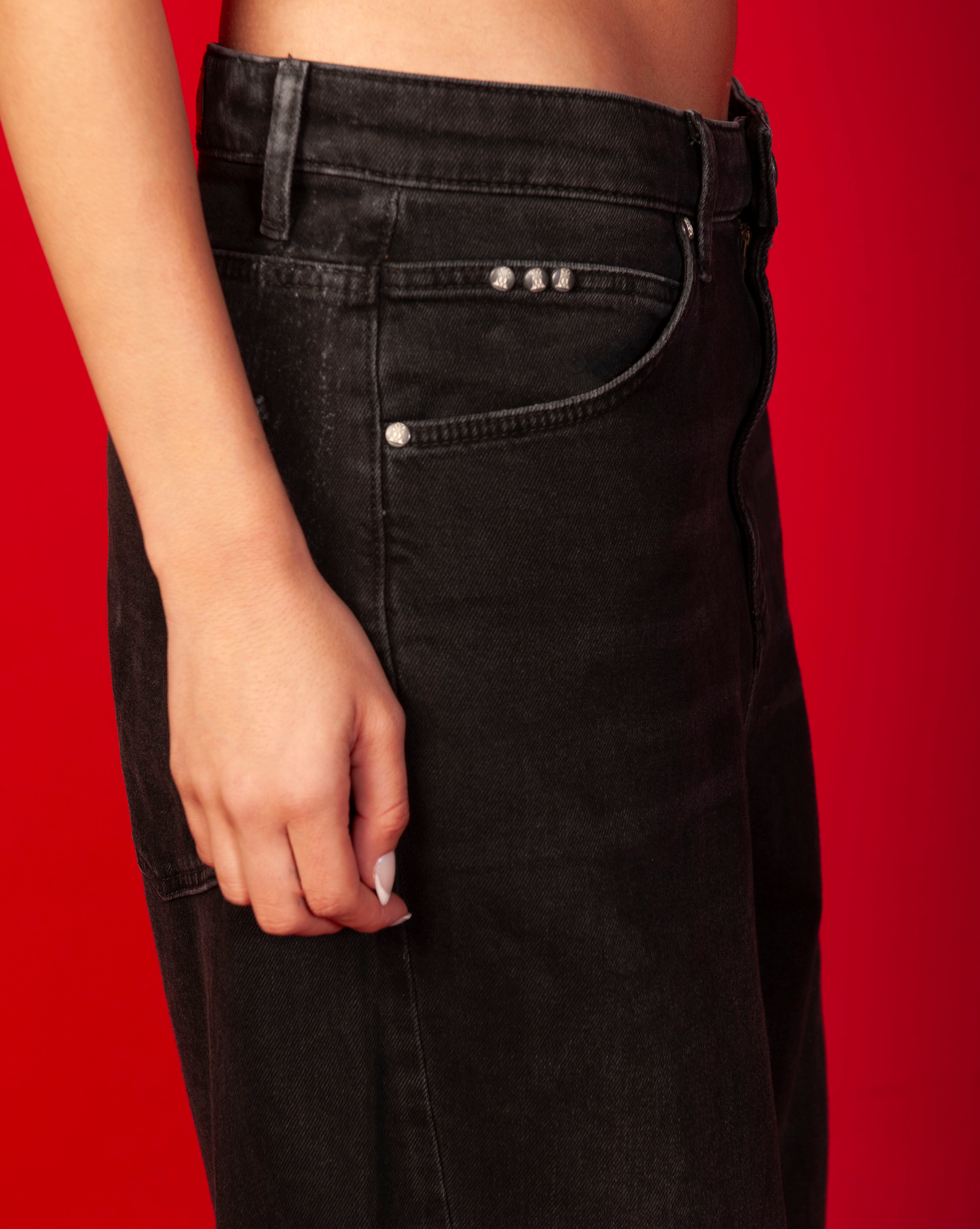 Detailaufnahme Eingrifftasche Extra Baggy Denim Schwarz MOE CHARLIE, drei Silbernieten auf dunklem Denim