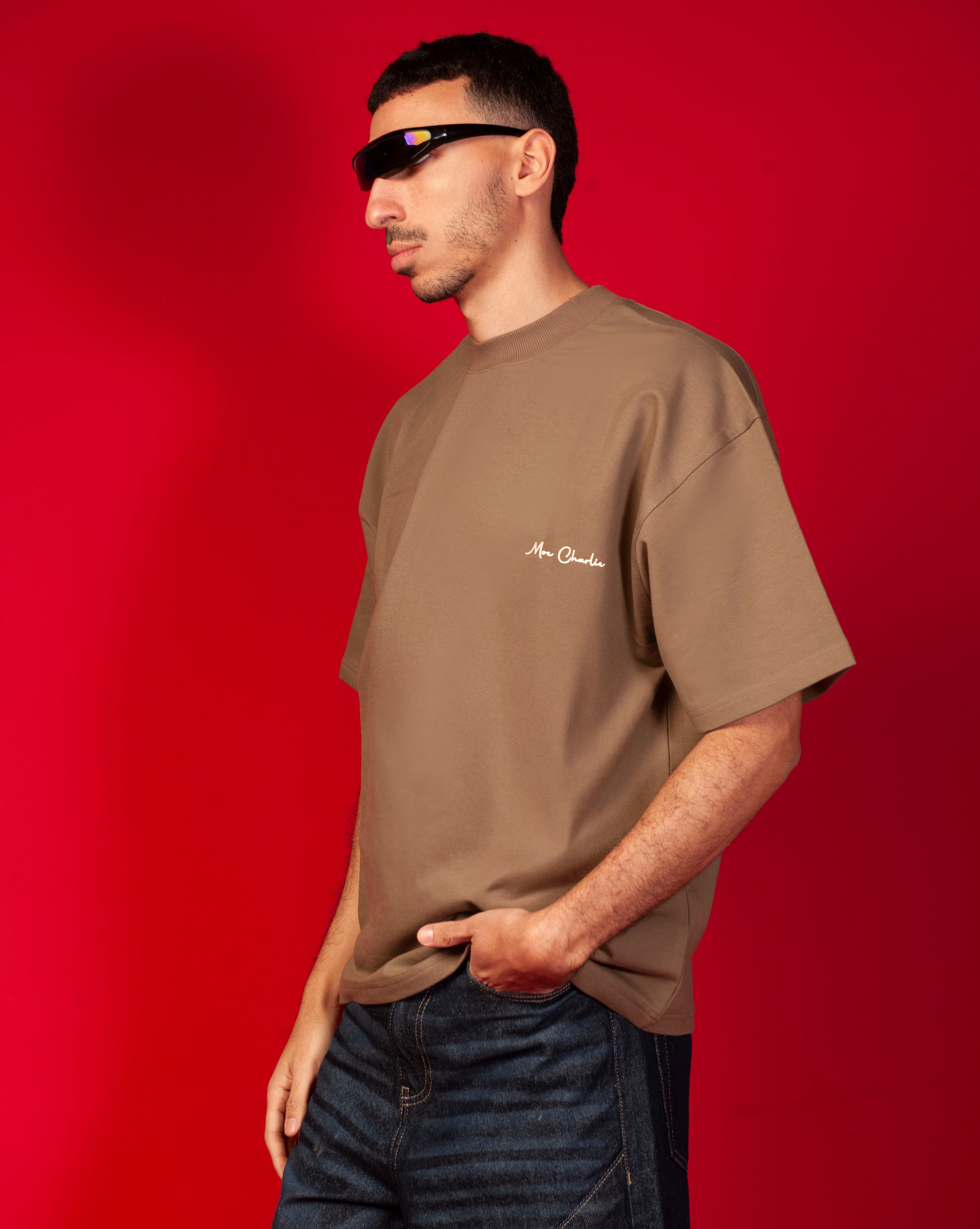 Seitenansicht Street Rules T-Shirt MOE CHARLIE, maennlich, Moe-Charlie-Schrift auf camelbraunem Tee, lila Visor-Brille