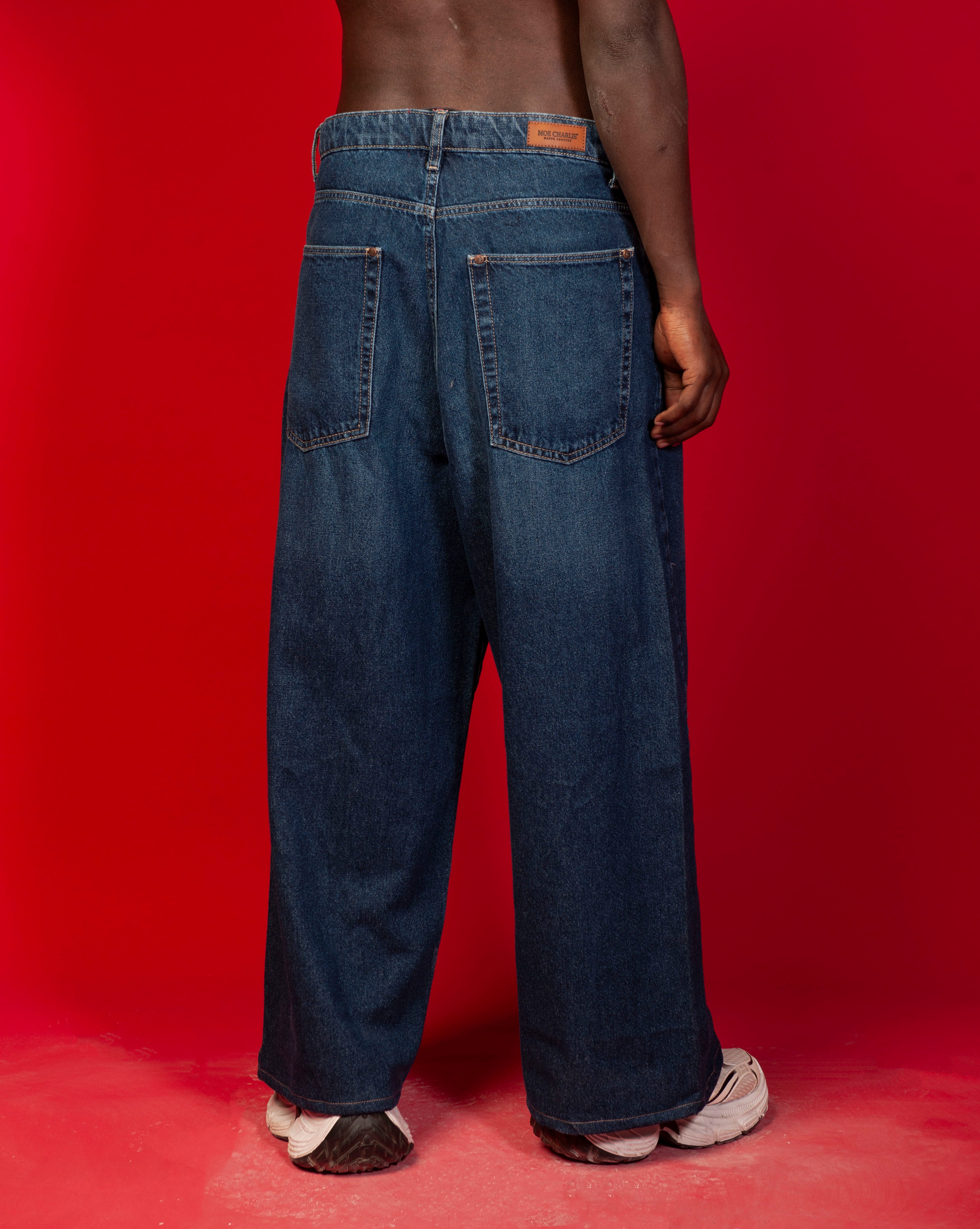 Nahaufnahme Gesaesstasche und MOE CHARLIE Leder-Label Extra Baggy Denim Blau, dunkles Denim-Material