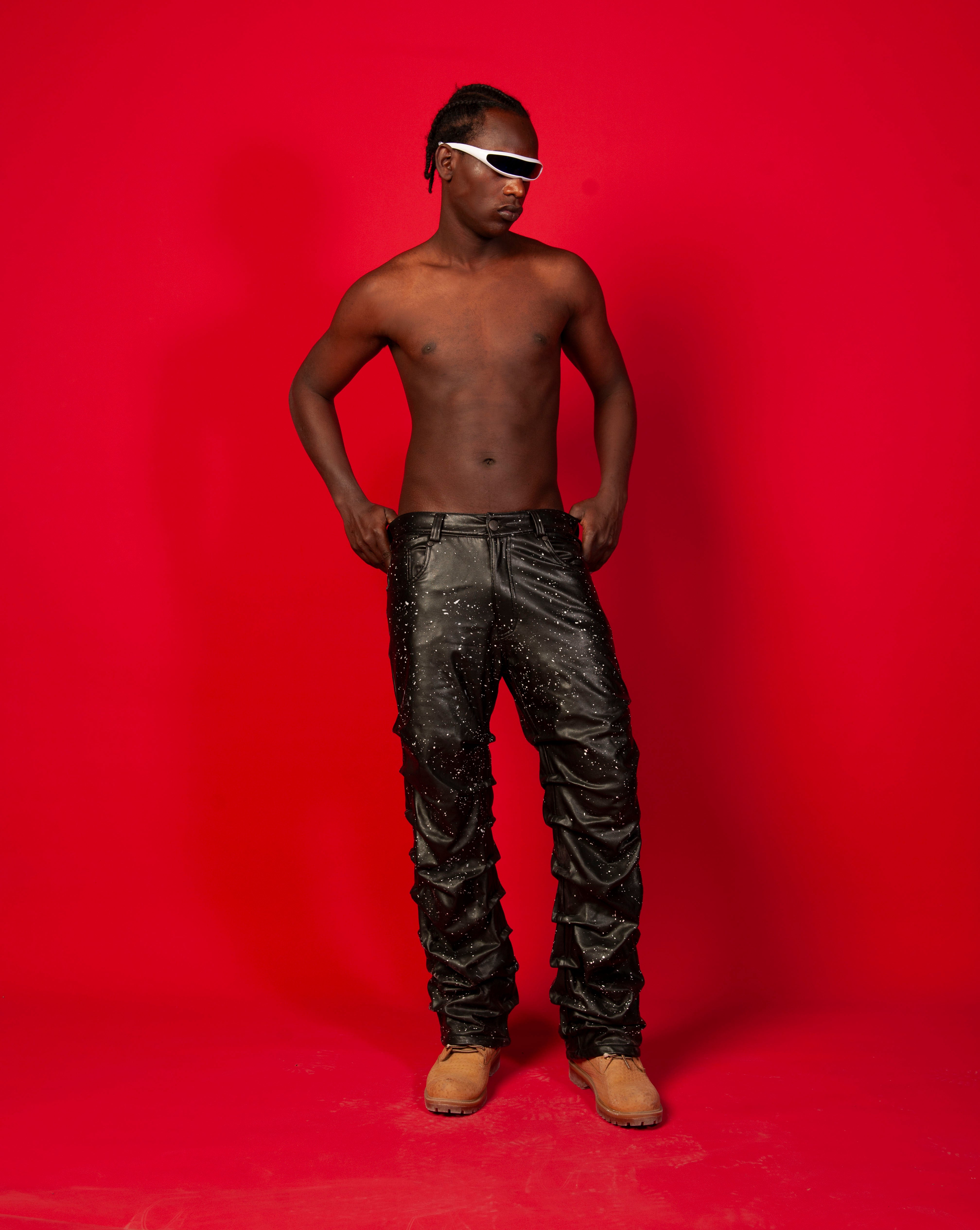 Artist Lederhose MOE CHARLIE, maennlich Haende an Taille, schwarze Lederhose mit Stacking