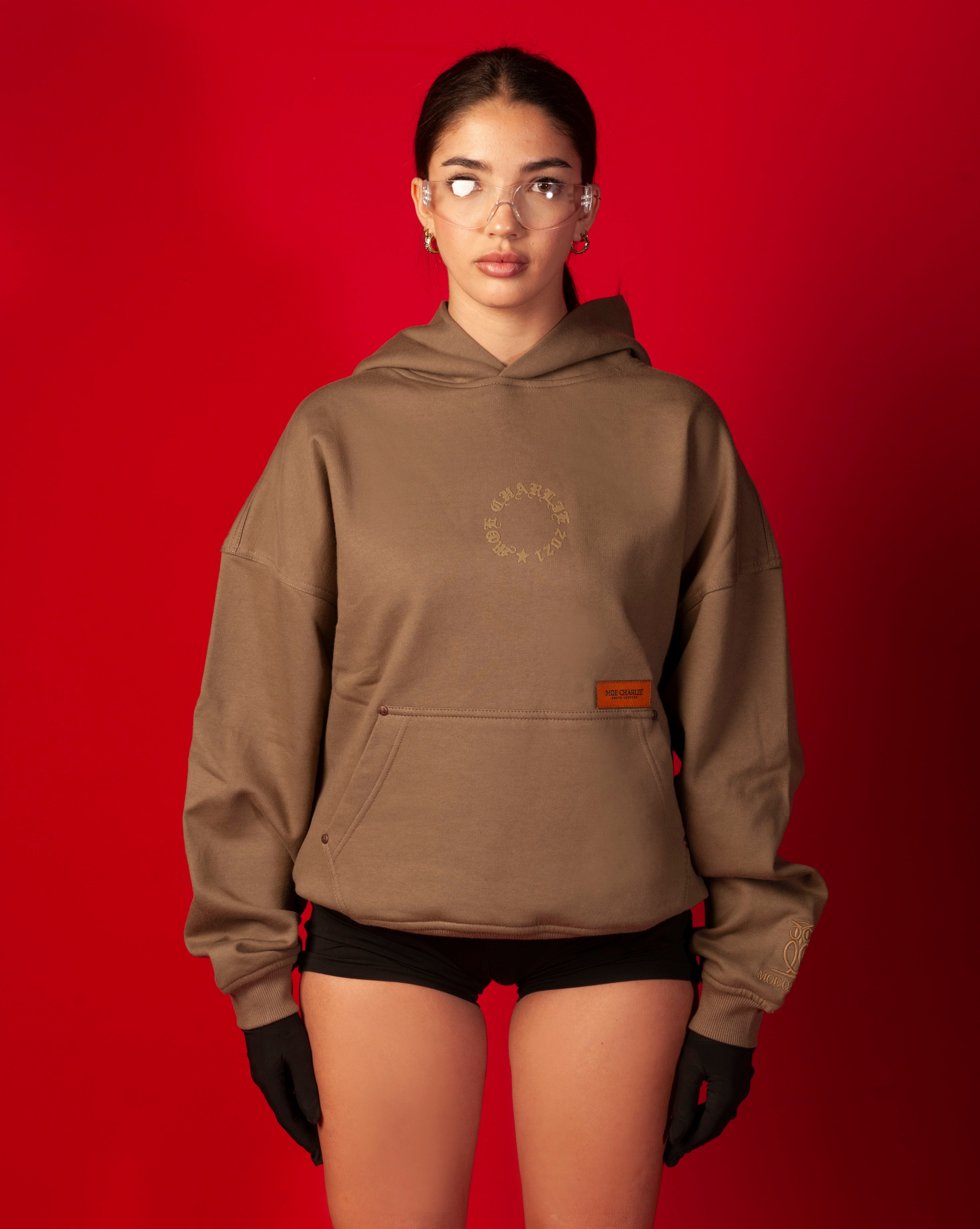 Frontansicht Ganzkoerper Moe Charlie Hoodie MOE CHARLIE weiblich, Strukturierter Kreis-Print und Leder-Patch, Shorts