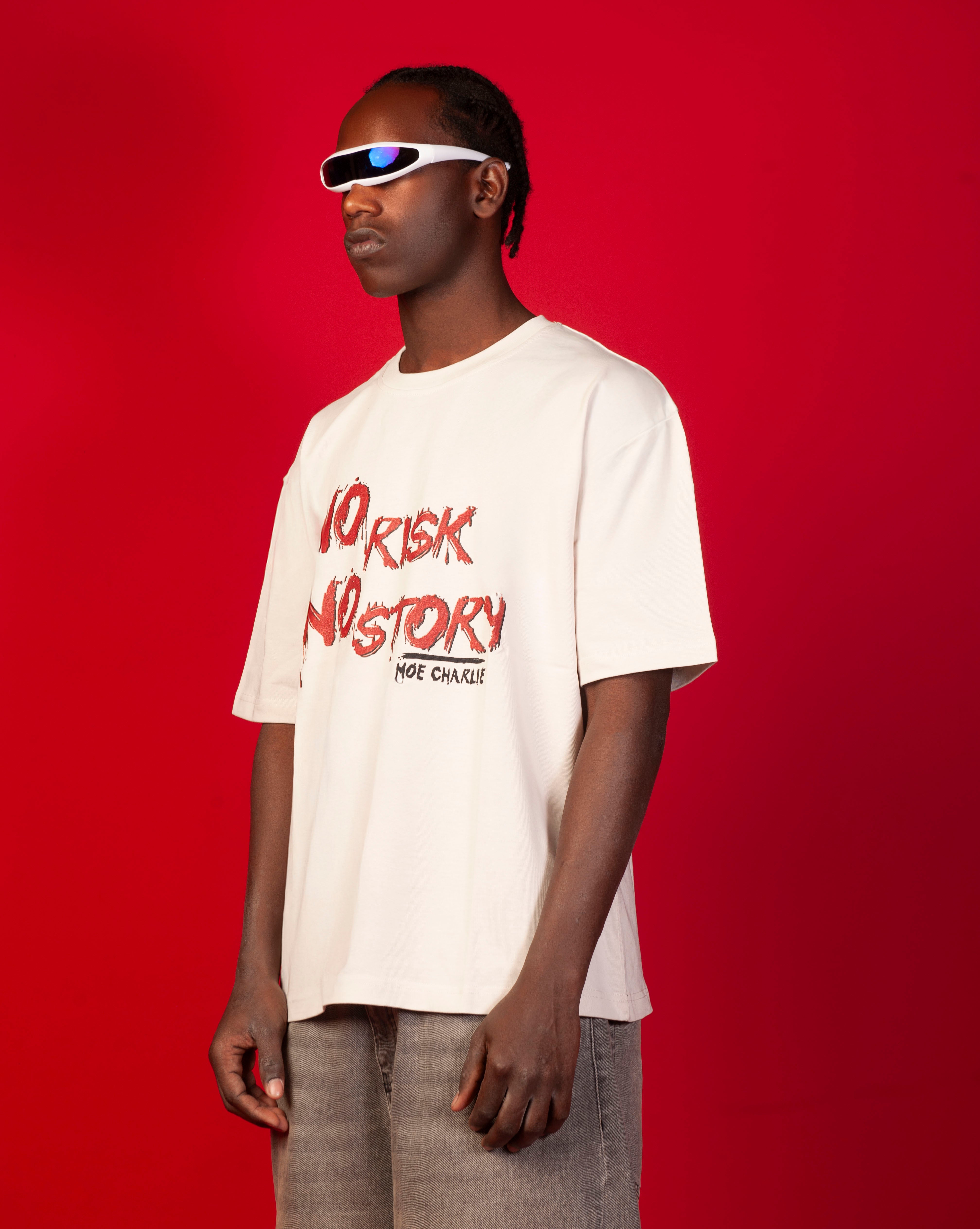 No Risk No Story T-Shirt MOE CHARLIE, Seitenansicht maennlich, roter Grunge-Statement-Print, weisser Visor-Brille