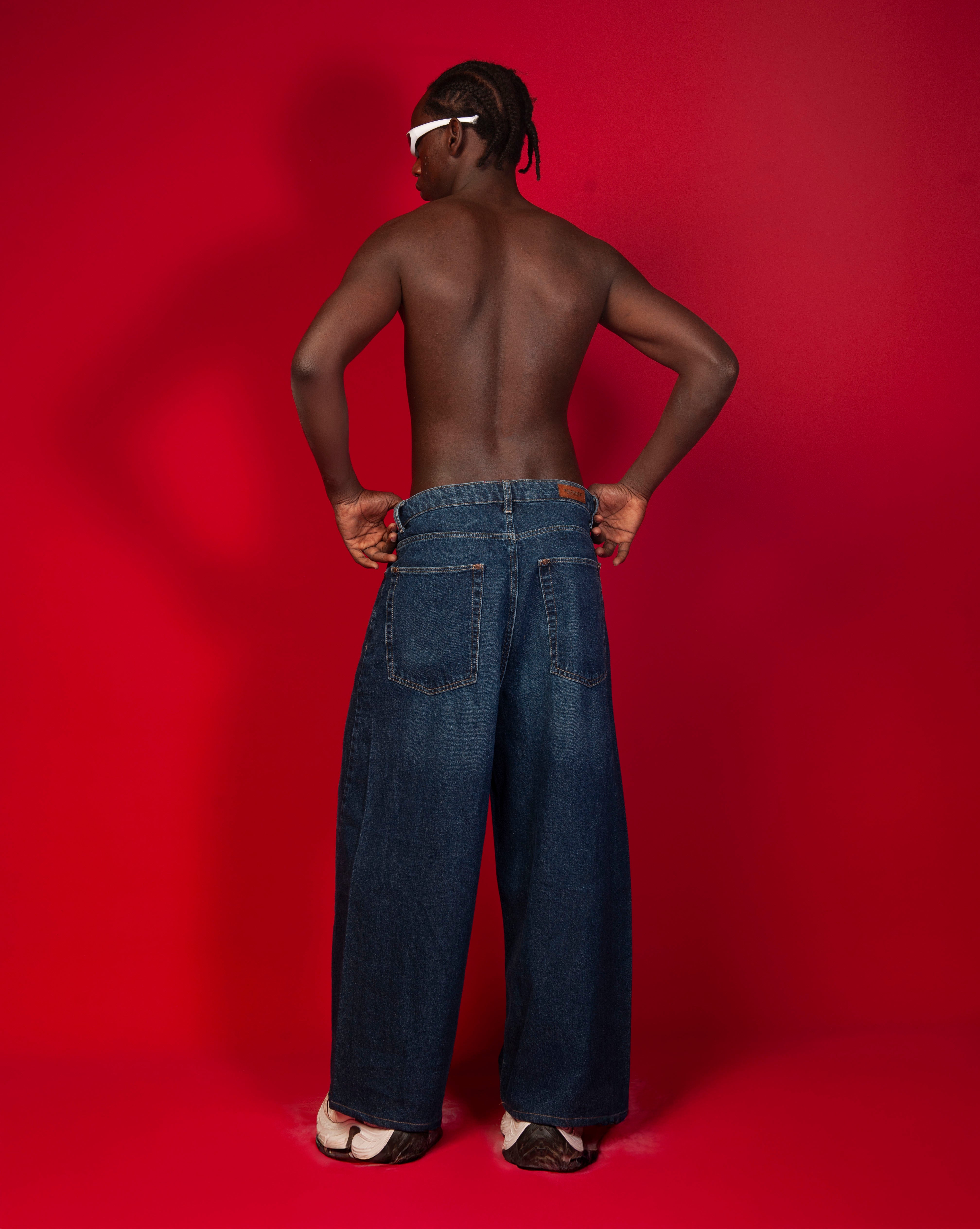 Rueckenansicht Extra Baggy Denim Blau MOE CHARLIE, maennlich, Haende an Hueften, extreme Beinweite